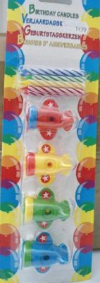 Rappel produit INCONNUE Bougies d'Anniversaires avec Bougeoirs Ensemble de huit bougies d'anniversaires pour la dcoration de gteaux, et de quatre bougeoirs en forme d'avions avec des roues S37653160Code barres: 8711295935848 