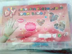 Rappel produit DIY  Loom Bands  Amiti ''Colorful Friendship Loom Bands'' Mallette en plastique contenant des  lastiques  de diffrentes couleurs assorties, et un outil pour la ralisation de bracelets et breloques (charms) en plastique