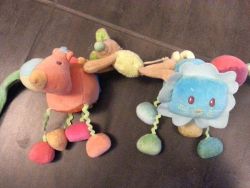 Rappel produit KALOO Peluches Animaux multicolores  suspendre dans un landau 9629136 